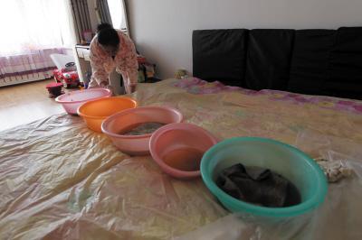 武陟楼上漏水，住户失联，小区没物管，业主维权难！律师来支招……